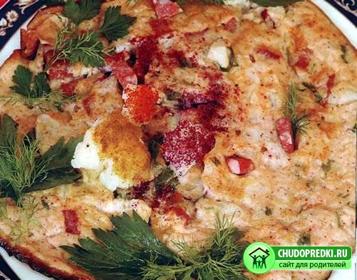 Омлет с колбасой и сыром