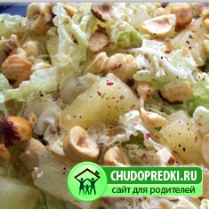 Вкусный салат с ананасом и орехами