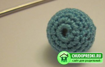 Браслет из обвязанных бусин