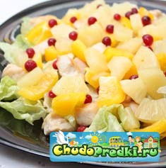 Салат копченая курица с ананасами