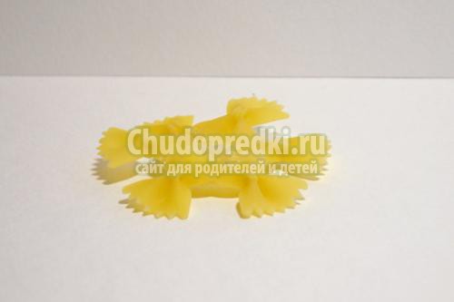 новогодние поделки с детьми. Снежинка из макарон своими руками