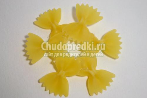 новогодние поделки с детьми. Снежинка из макарон своими руками