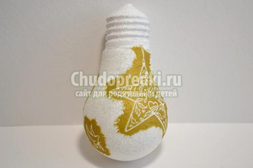 поделки к Новому году. Елочная игрушка из лампочки своими руками