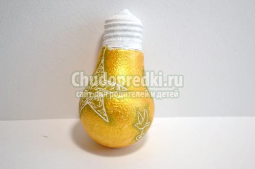 поделки к Новому году. Елочная игрушка из лампочки своими руками