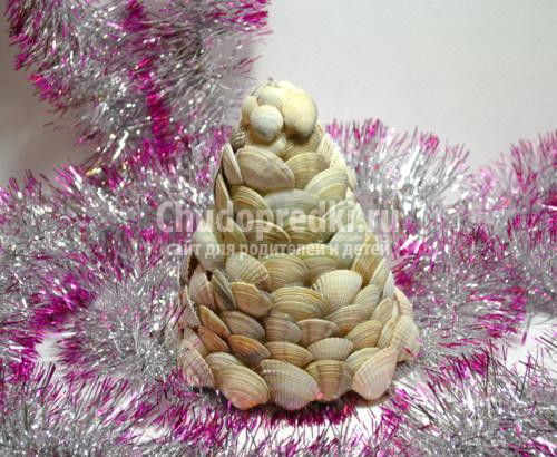 новогодние поделки с детьми. Елочка из ракушек