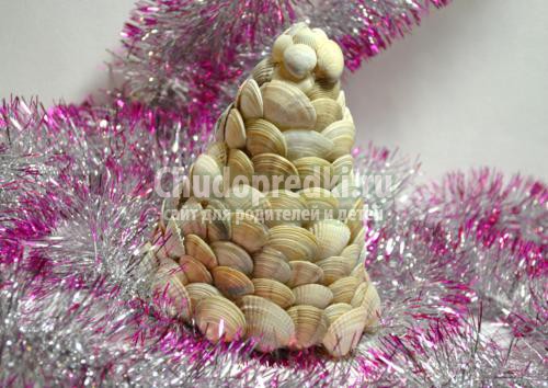 новогодние поделки с детьми. Елочка из ракушек