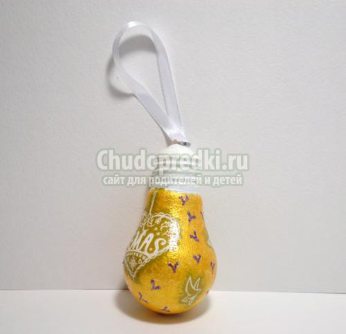 поделки к Новому году. Елочная игрушка из лампочки своими руками