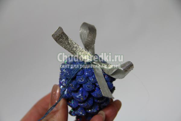 зимние поделки с детьми из шишек
