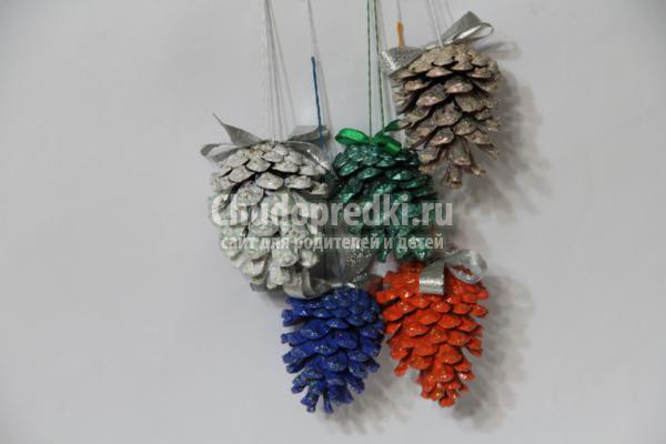 зимние поделки с детьми из шишек