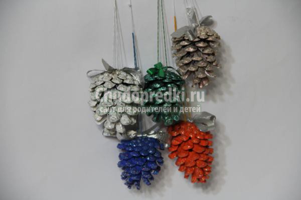 зимние поделки с детьми из шишек