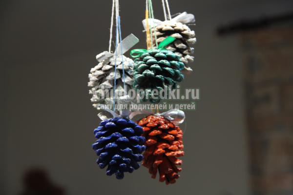 зимние поделки с детьми из шишек