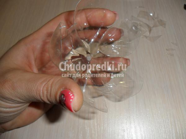 снежинки из пластиковых бутылок