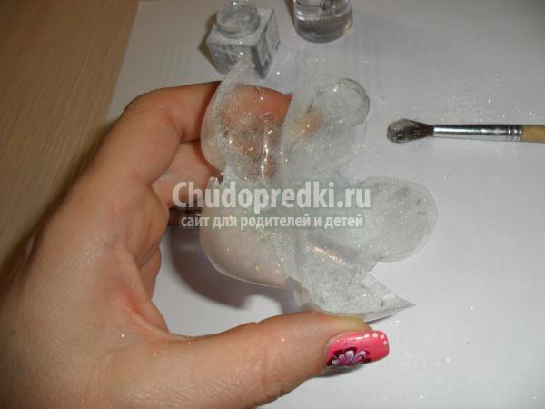 снежинки из пластиковых бутылок