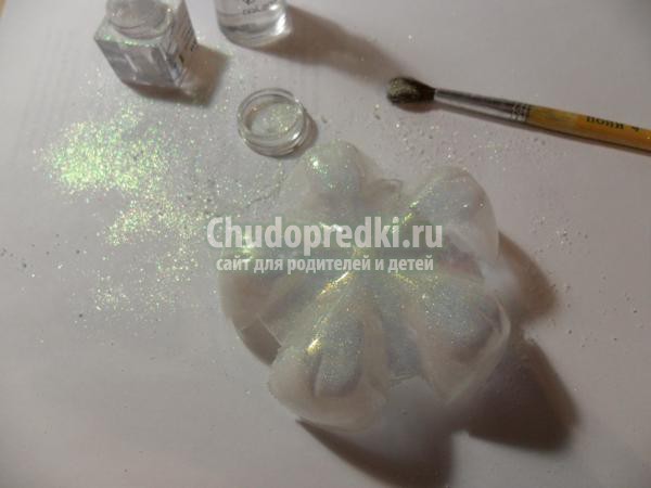 снежинки из пластиковых бутылок