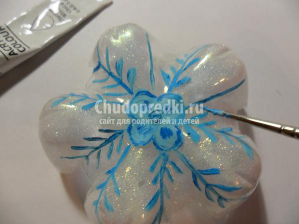 снежинки из пластиковых бутылок
