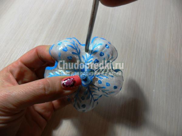 снежинки из пластиковых бутылок