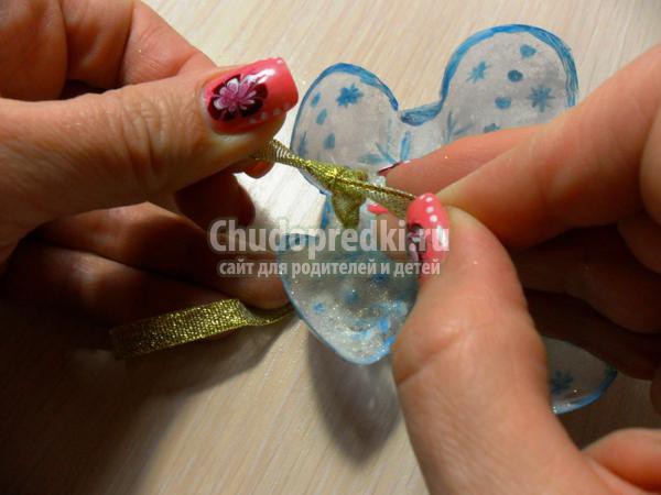снежинки из пластиковых бутылок