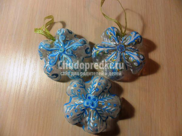 снежинки из пластиковых бутылок