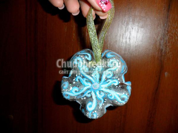 снежинки из пластиковых бутылок