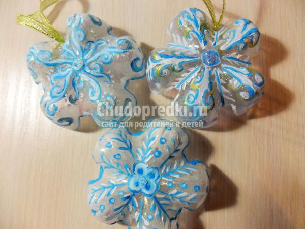 снежинки из пластиковых бутылок