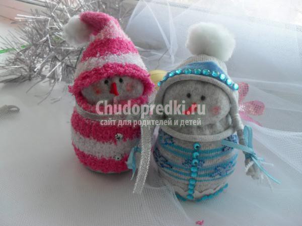 снеговички из носочков своими руками