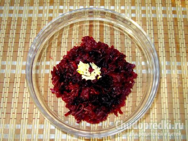 cалат со свеклой и черносливом. Валентинка
