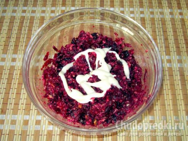 cалат со свеклой и черносливом. Валентинка