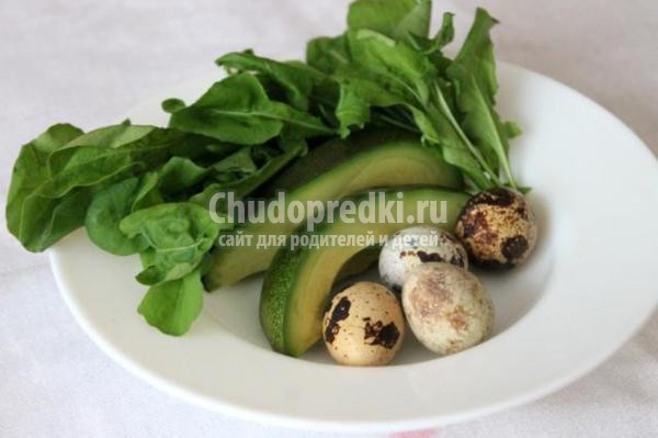 салат с рукколой, перепелиными яйцами и авокадо
