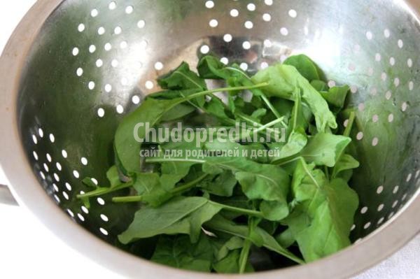 салат с рукколой, перепелиными яйцами и авокадо