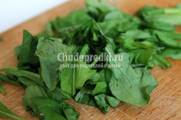 салат с рукколой, перепелиными яйцами и авокадо