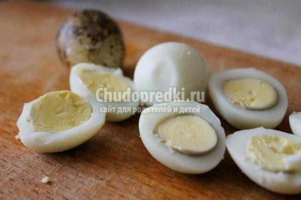 салат с рукколой, перепелиными яйцами и авокадо