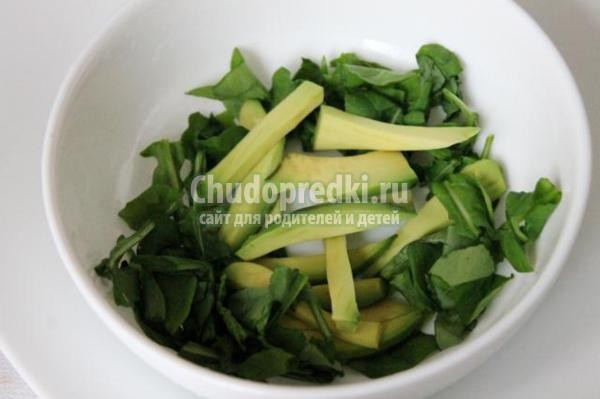 салат с рукколой, перепелиными яйцами и авокадо