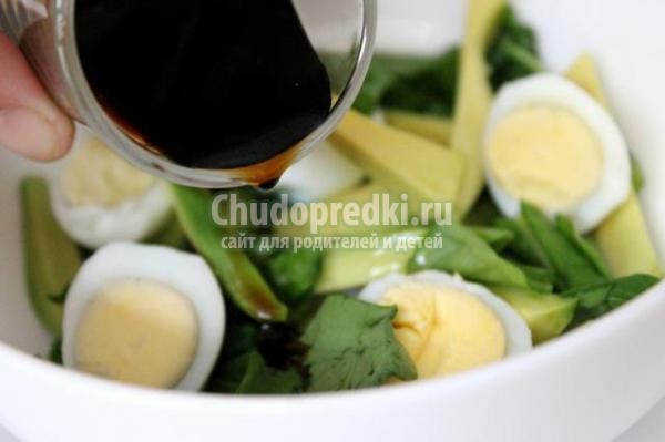 салат с рукколой, перепелиными яйцами и авокадо