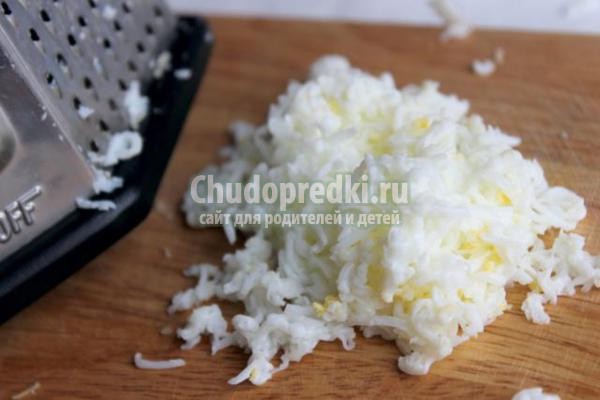 салат на 8 Марта с сыром и сельдью
