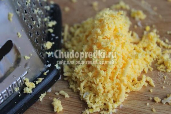 салат на 8 Марта с сыром и сельдью