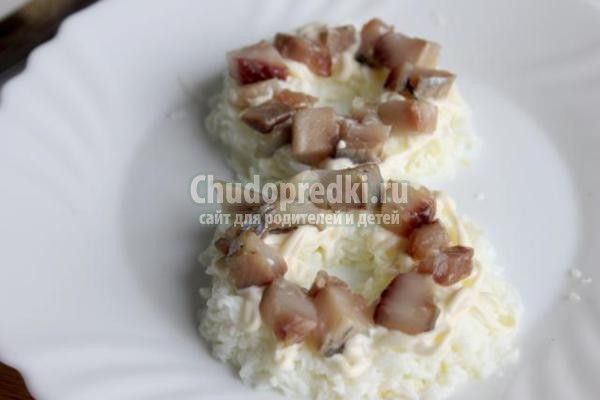 салат на 8 Марта с сыром и сельдью