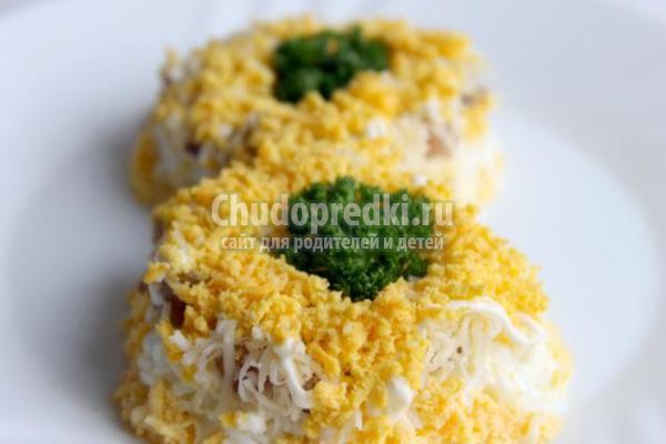 салат на 8 Марта с сыром и сельдью