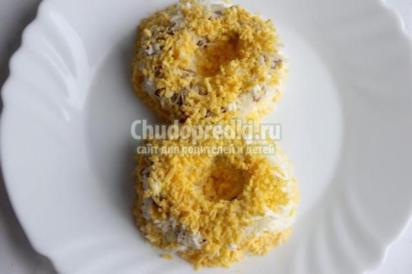 салат на 8 Марта с сыром и сельдью