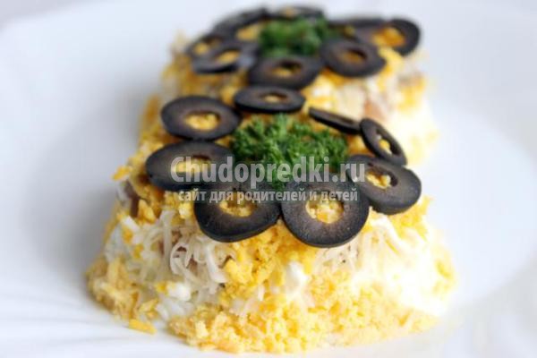 салат на 8 Марта с сыром и сельдью
