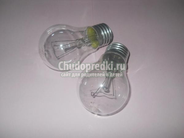 новогодние игрушки. Снеговики из лампочек