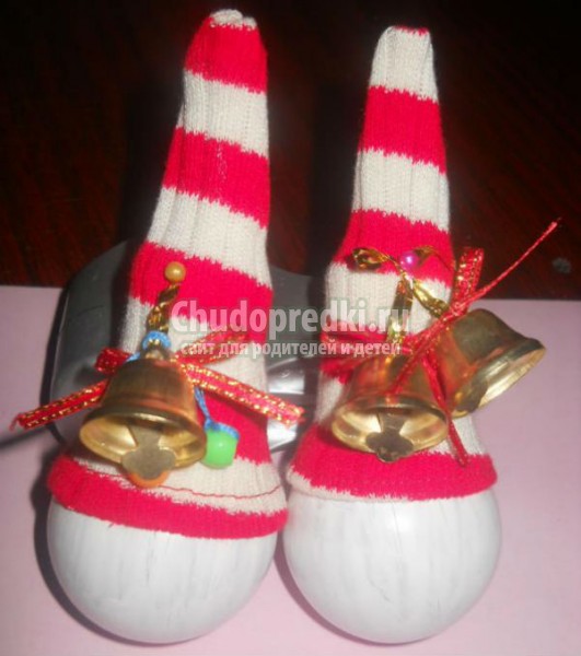 новогодние игрушки. Снеговики из лампочек