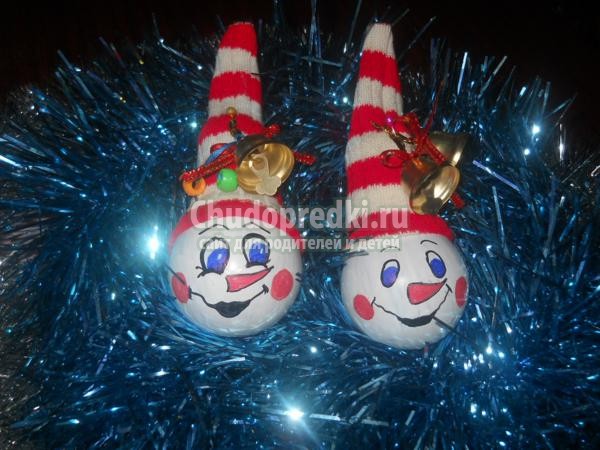 новогодние игрушки. Снеговики из лампочек