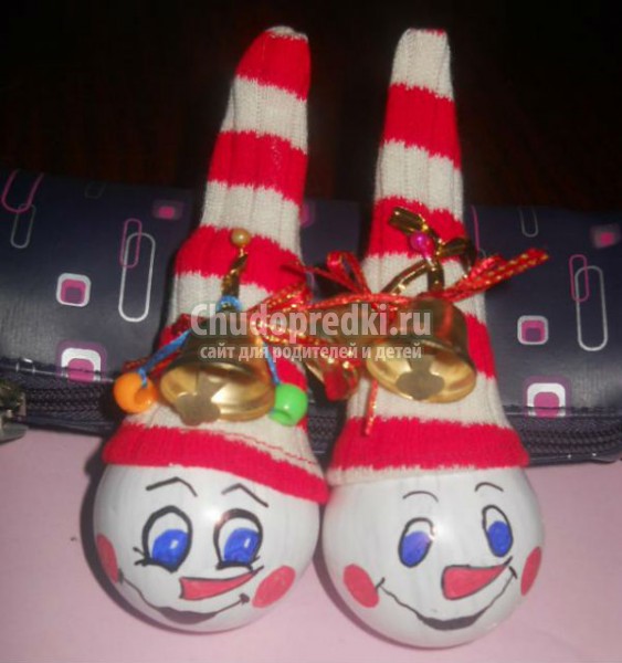 новогодние игрушки. Снеговики из лампочек