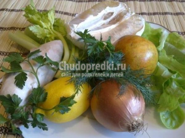 салат из курицы с грушами, луком и сельдереем