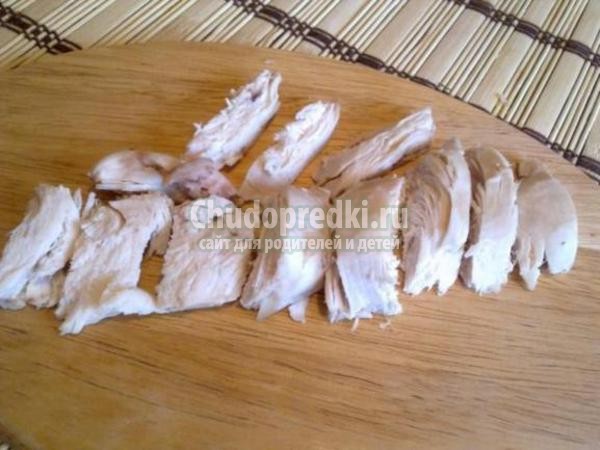 салат из курицы с грушами, луком и сельдереем