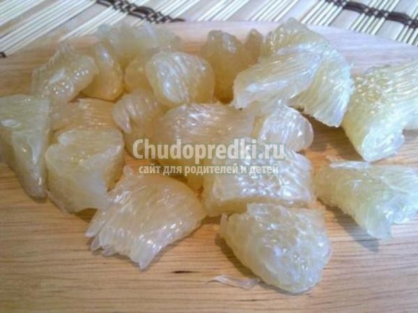 салат из курицы с грушами, луком и сельдереем