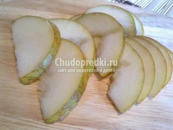салат из курицы с грушами, луком и сельдереем
