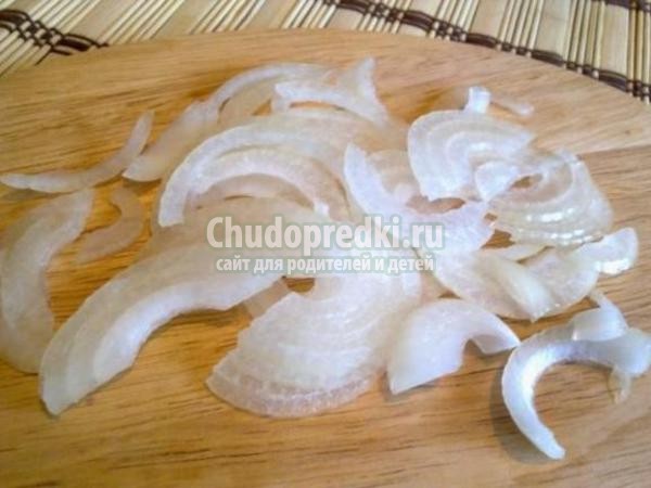 салат из курицы с грушами, луком и сельдереем