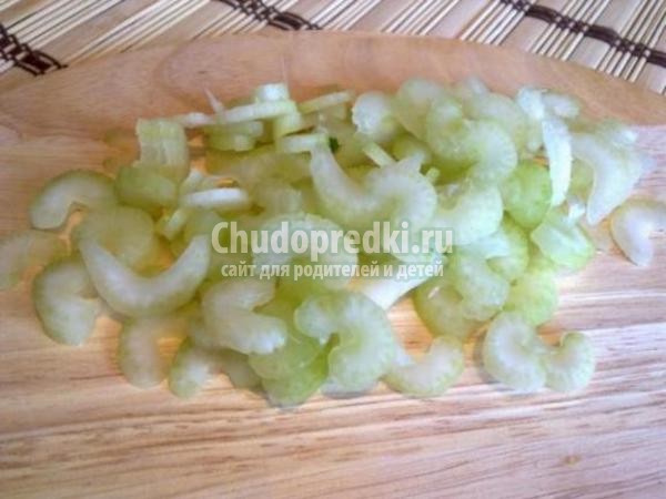 салат из курицы с грушами, луком и сельдереем