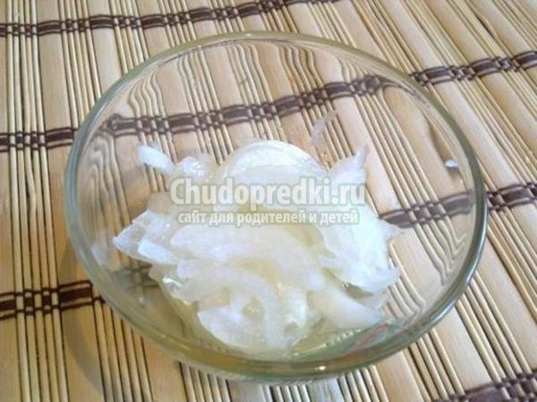 салат из курицы с грушами, луком и сельдереем